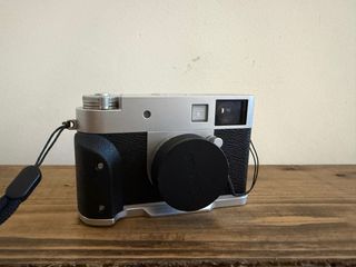 Fotocamera Fujifilm X Half argentata e nera con cinturino