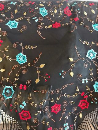 Mantón negro bordado flores