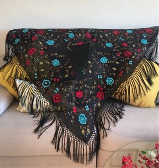 Mantón negro bordado flores