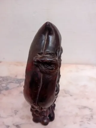 Figura madera sandalo hombre sabio