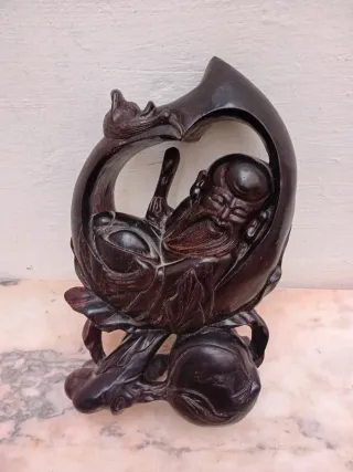 Figura madera sandalo hombre sabio