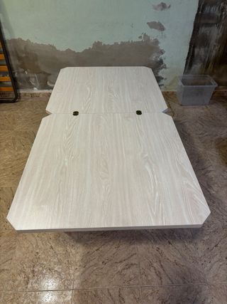 Mesa de madera color beige y marrón