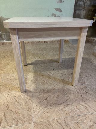 Mesa de madera color beige y marrón