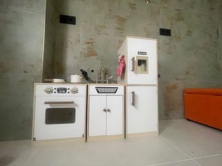 Cucina per bambini in legno e bianco