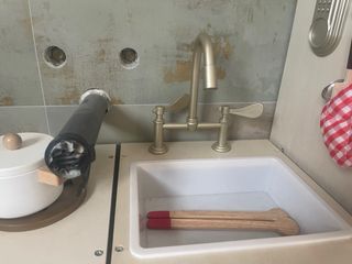 Cucina per bambini in legno e bianco