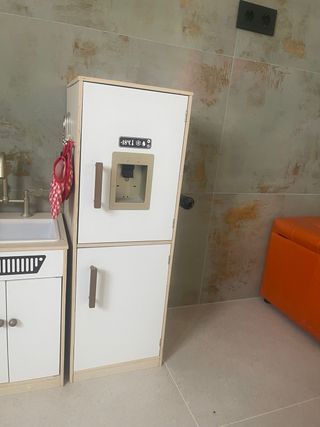 Cucina per bambini in legno e bianco