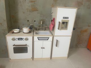 Cucina per bambini in legno e bianco