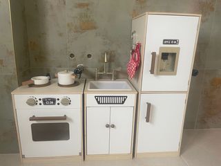 Cucina per bambini in legno e bianco