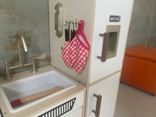 Cucina per bambini in legno e bianco