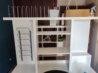 Escritorio blanco con cajones y estantería