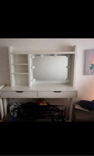 Tocador blanco con espejo y luces