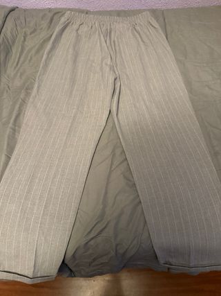 Traje gris con rayas, leer descripción