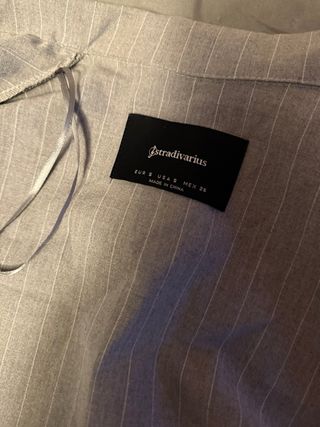Traje gris con rayas, leer descripción