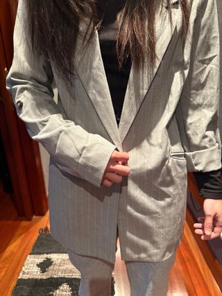 Traje gris con rayas, leer descripción