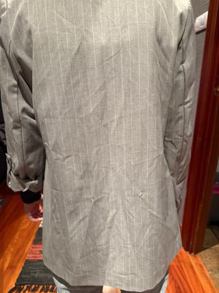 Traje gris con rayas, leer descripción