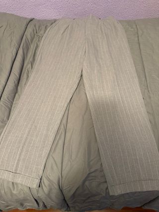 Traje gris con rayas, leer descripción