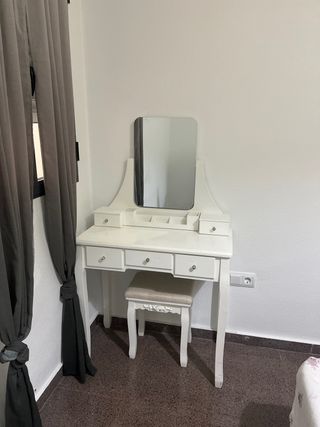 Tocador blanco con espejo y taburete
