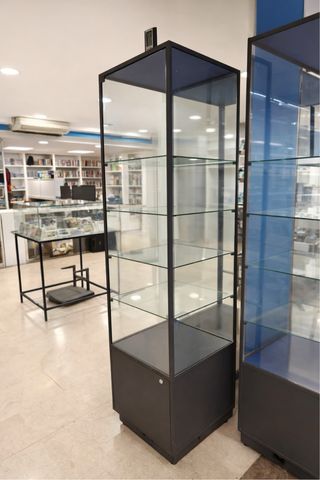 Vitrina de cristal y metal negra