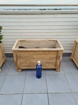 Macetero imitación madera.