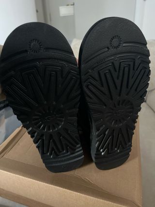 Botas UGG Negras Talla 40 con pelito por dentro.