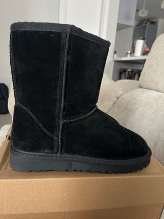 Botas UGG Negras Talla 40 con pelito por dentro.