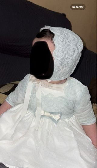 Vestido de bebé con capota y encaje