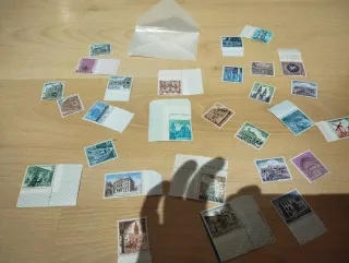 Francobolli singoli e album con fogli di francobolli