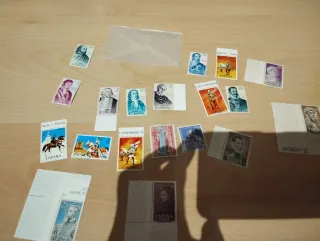 Francobolli singoli e album con fogli di francobolli