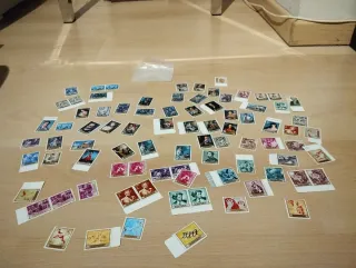 Francobolli singoli e album con fogli di francobolli