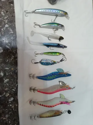 Caña de pesca, carrete y señuelos