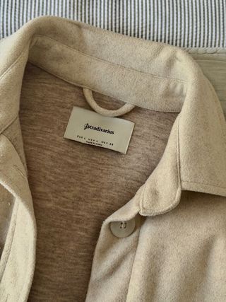 Sobrecamisa beige Stradivarius Talla L
