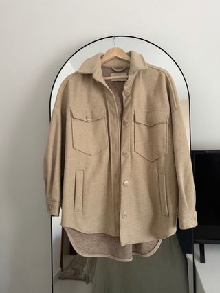 Sobrecamisa beige Stradivarius Talla L