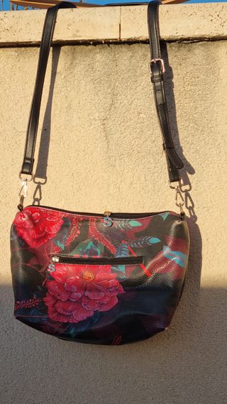 Cuatro bolsos, una cartera y una mochila juveniles