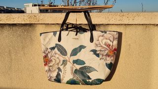 Cuatro bolsos, una cartera y una mochila juveniles