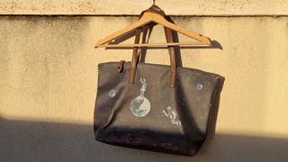 Cuatro bolsos, una cartera y una mochila juveniles