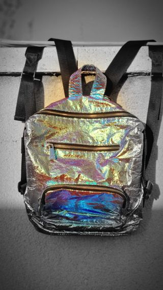 Cuatro bolsos, una cartera y una mochila juveniles