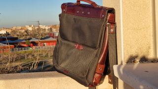 Cuatro bolsos, una cartera y una mochila juveniles