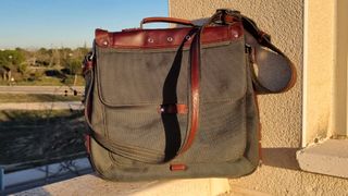 Cuatro bolsos, una cartera y una mochila juveniles