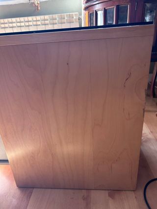 Mesilla Malm IKEA con cristal negro.