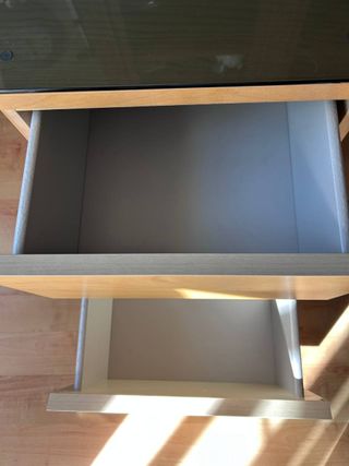 Mesilla Malm IKEA con cristal negro.