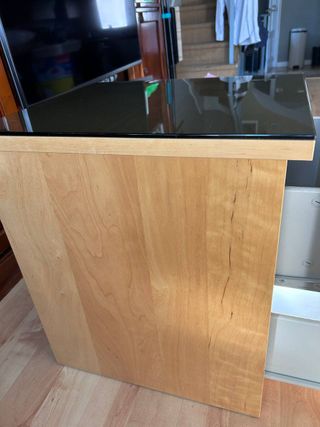 Mesilla Malm IKEA con cristal negro.