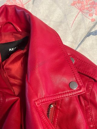 Cazadora cuero Pull&Bear roja