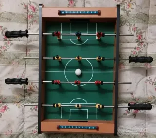 Calcio balilla da tavolo con pallina