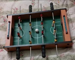 Calcio balilla da tavolo con pallina