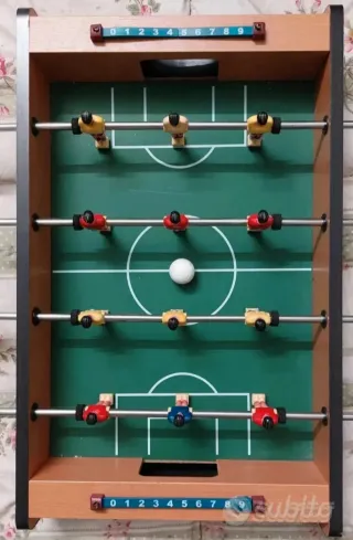 Calcio balilla da tavolo con pallina