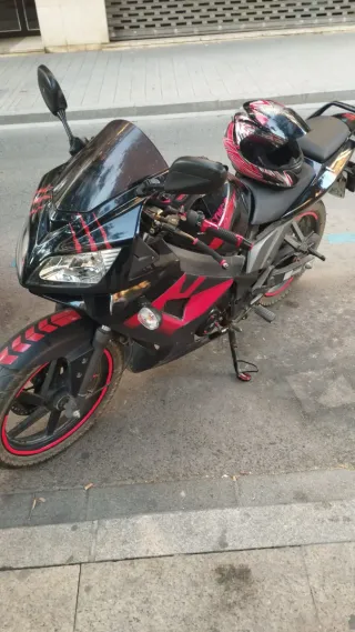 Moto deportiva negra y roja