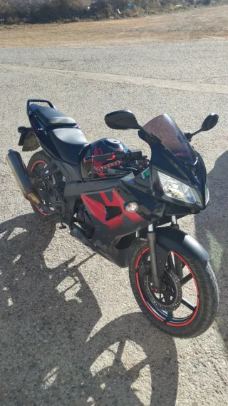 Moto deportiva negra y roja