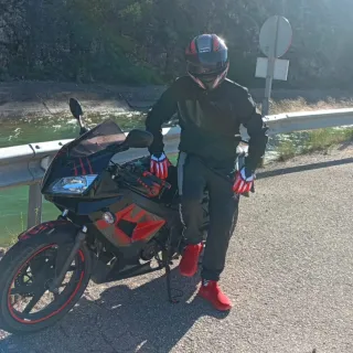 Moto deportiva negra y roja