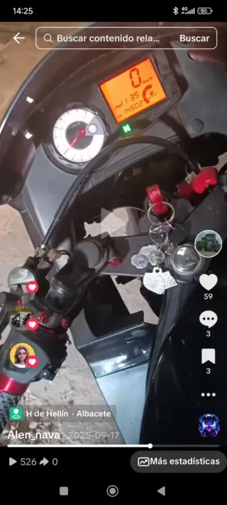 Moto deportiva negra y roja