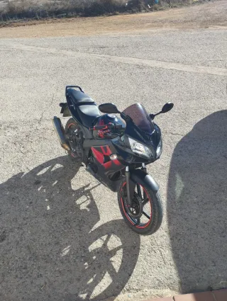 Moto deportiva negra y roja